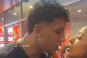 连续五个赛季进球上双！克雷桑赛后与家人温情互动